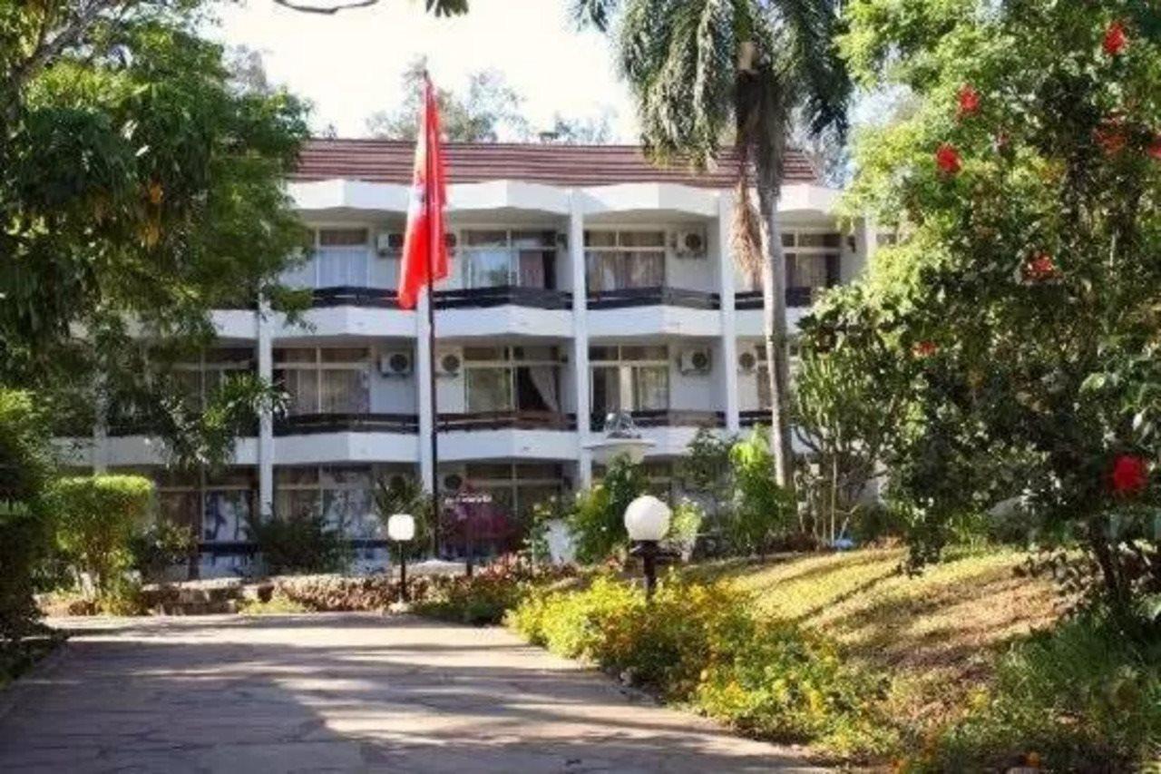Kenya Bay Beach Hotel Bamburi Bagian luar foto