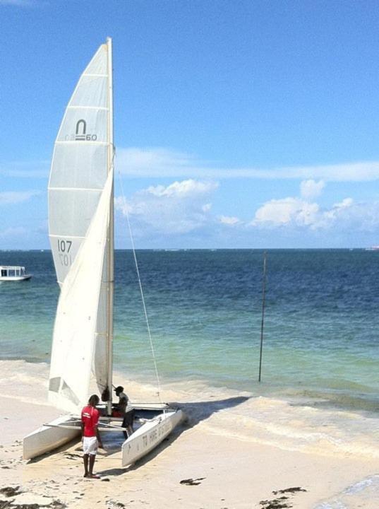 Kenya Bay Beach Hotel Bamburi Bagian luar foto