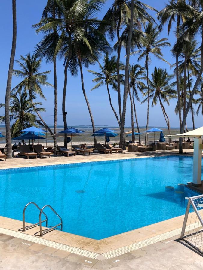 Kenya Bay Beach Hotel Bamburi Bagian luar foto