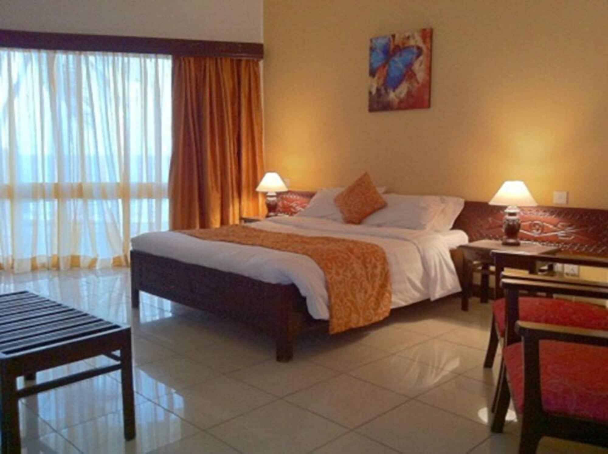 Kenya Bay Beach Hotel Bamburi Bagian luar foto