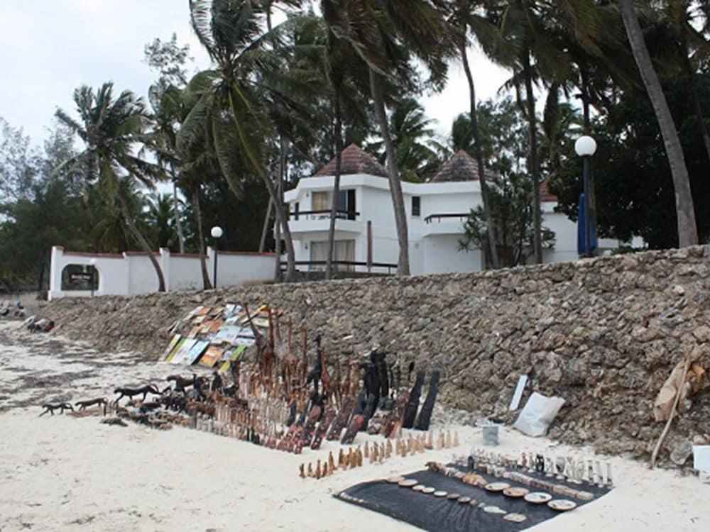 Kenya Bay Beach Hotel Bamburi Bagian luar foto