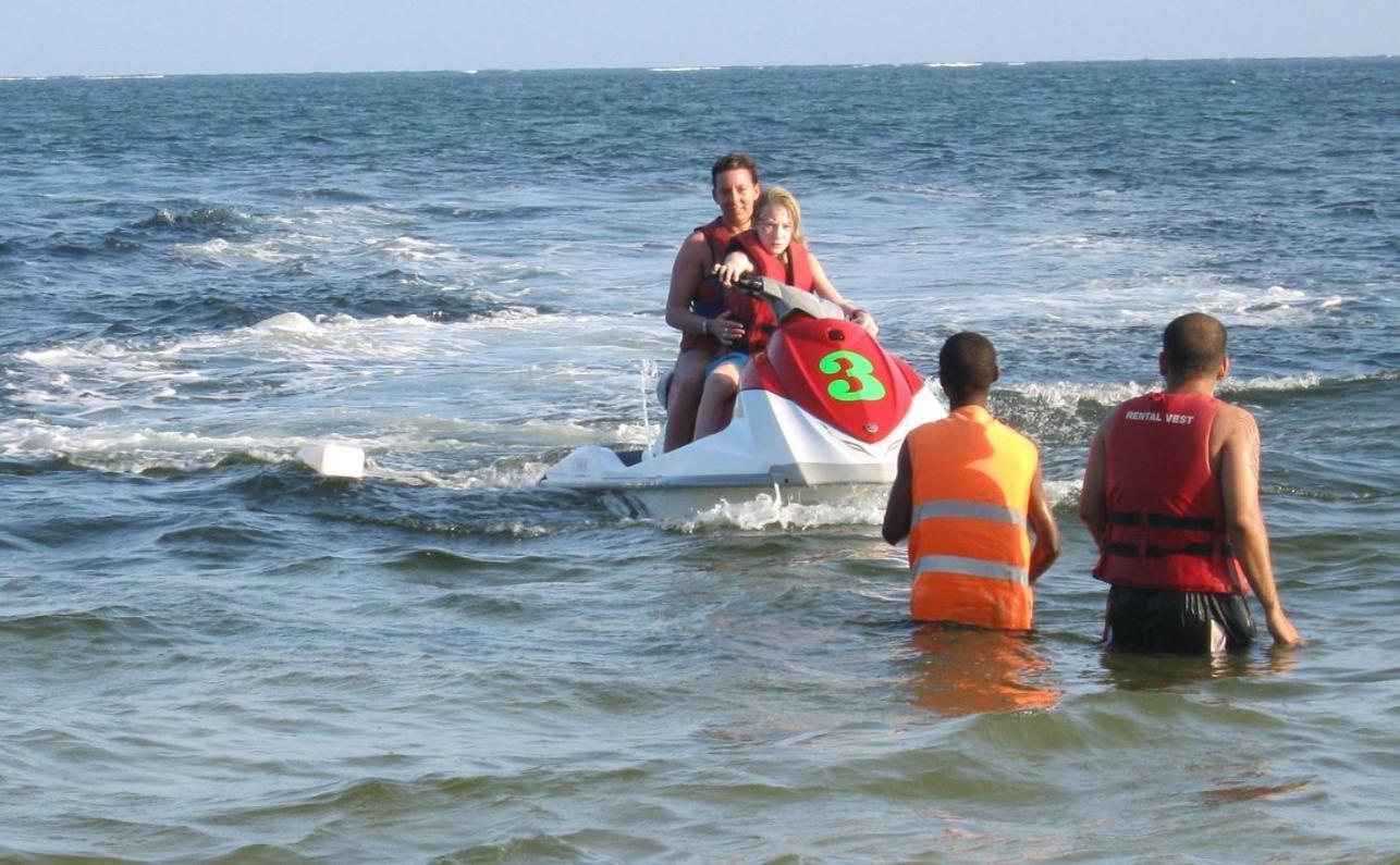 Kenya Bay Beach Hotel Bamburi Bagian luar foto