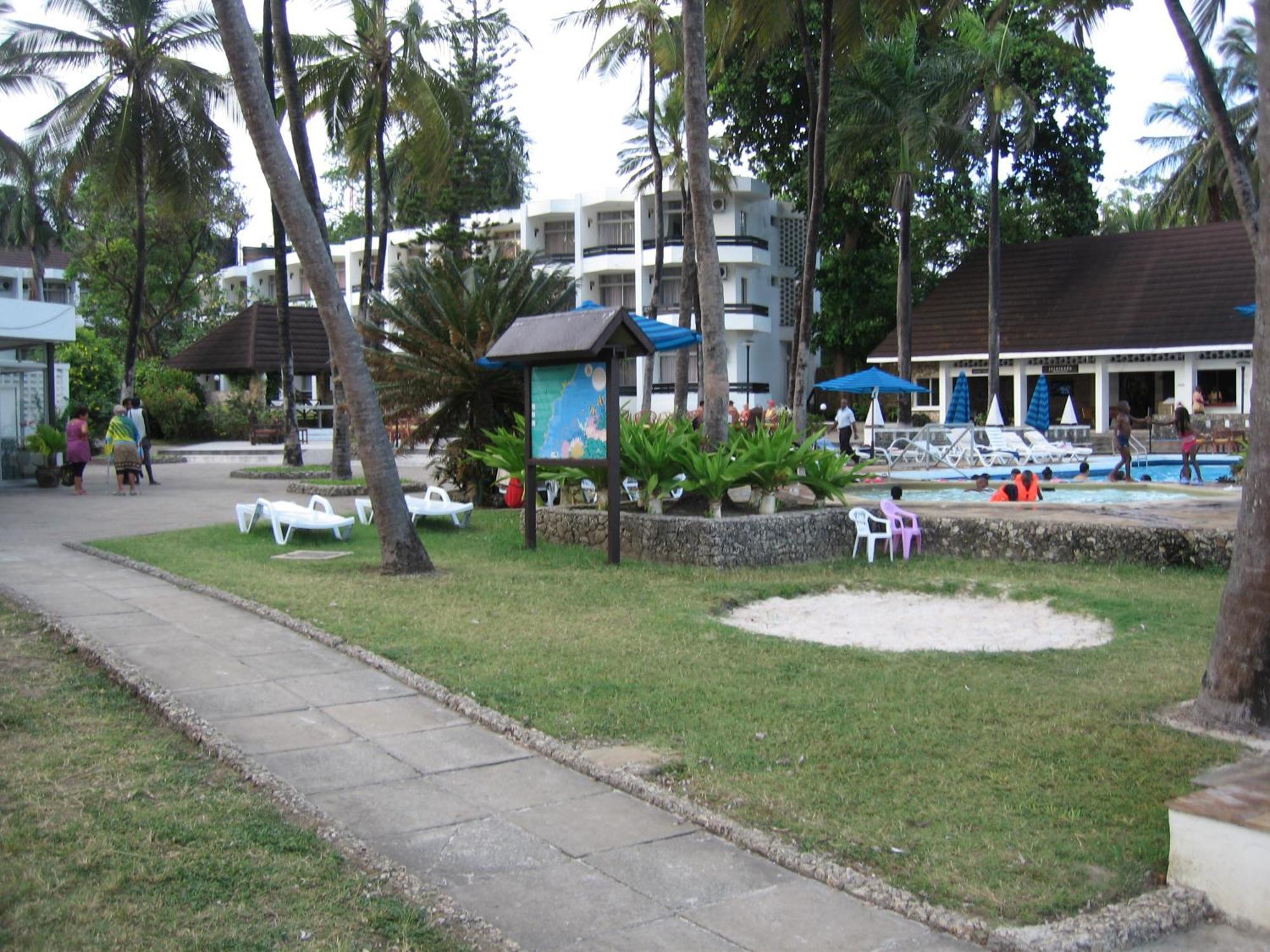 Kenya Bay Beach Hotel Bamburi Bagian luar foto