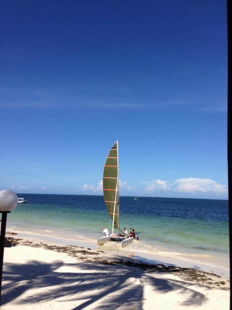 Kenya Bay Beach Hotel Bamburi Bagian luar foto