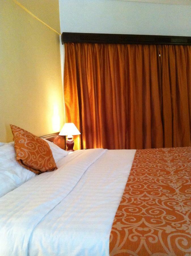 Kenya Bay Beach Hotel Bamburi Bagian luar foto